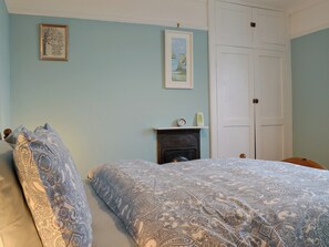 Comfortable double bedroom | Avoca, Looe