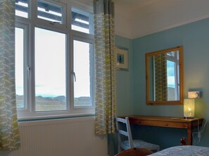 Comfortable double bedroom | Avoca, Looe