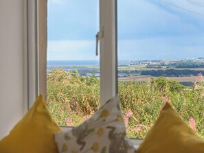 Window seat offering panoramic views across the surrounding farm lands to St Andrews Bay | Lucklaw Steading Cottage, Balmullo, near St Andrews