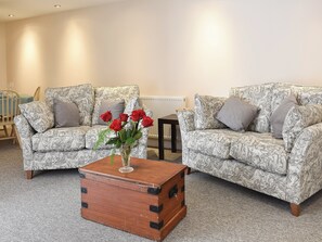 Comfortsble living space | Carpenters Cottage - Upwey Cottages, Weymouth