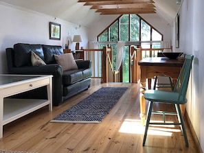 Delightful accommodation with raised living area | The Studio, Hoe, near Dereham