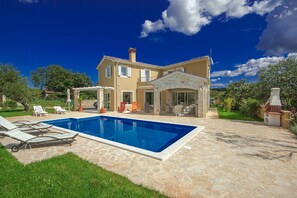 Außenseite Ferienhaus [Sommer]