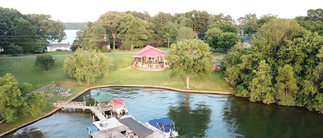 "The Kiser Cottage" #1 on Lake Norman - w/Pontoon - 1 Acre of Fun and Relaxation