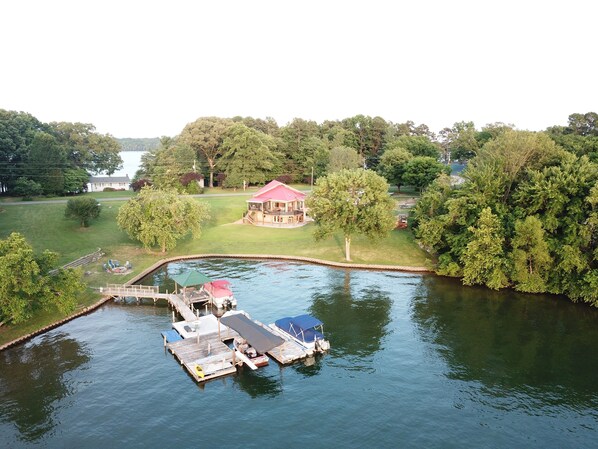 "The Kiser Cottage" #1 on Lake Norman - w/Pontoon - 1 Acre of Fun and Relaxation