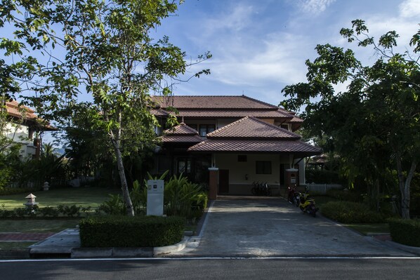 PhukeLaguna 4 bedrooms thai  pool villa 