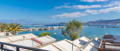 Uninterrupted view of the sea and the port promenade below