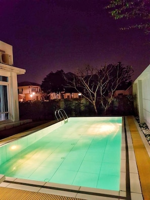 Beach front Pool villa Pattaya with 4BR