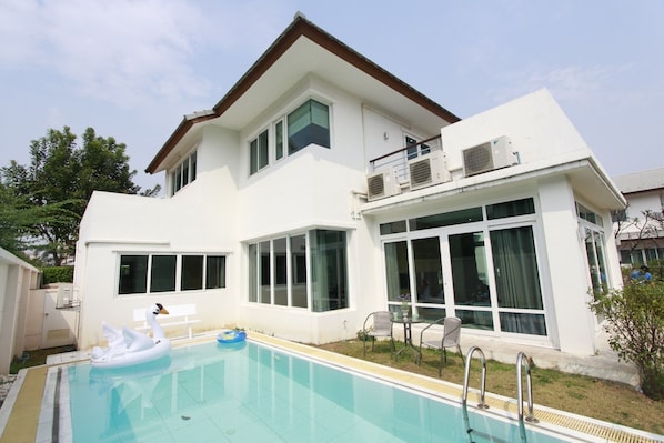 Beach front Pool villa Pattaya with 4BR