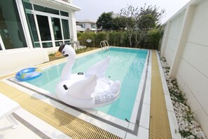 Beach front Pool villa Pattaya with 4BR