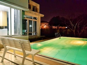 Beach front Pool villa Pattaya with 4BR
