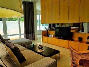 Beach front Pool villa Pattaya with 4BR