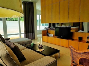 Beach front Pool villa Pattaya with 4BR