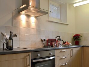 Kitchen | Isolda’s - Lanwithan Manor Apartments, Lostwithiel