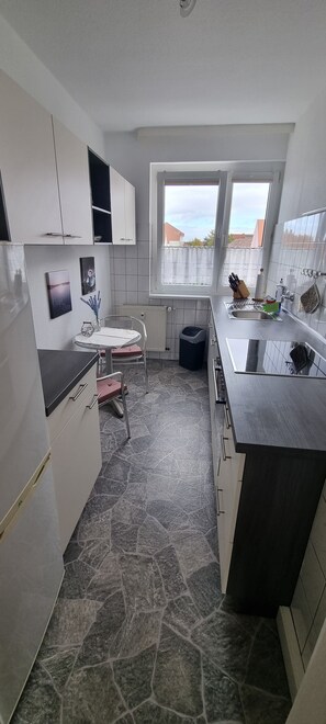 Küche Totale mit kleinem Essplatz, Kühl-Gefrierkombi, E-Herd mit Backofen