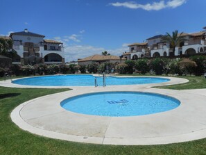 OUTDOOR POOL WITH TODDLERS POOL