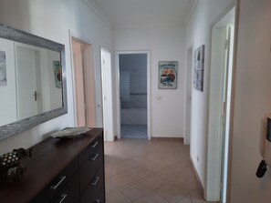 apartment entrance, distribution corridor, air conditioning, wifi, satellite, private condominium Jardim da Oura, free parking.