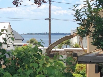 Haus in der Nähe des Gesimses 30 m vom Strand entfernt mit Garten und großer Terrasse