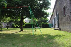 Dans le jardin privatif, portique d'agrès