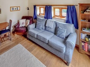 Living room with dining area | The Cider Press - Lawn Farm Retreats, Welland, near Malvern