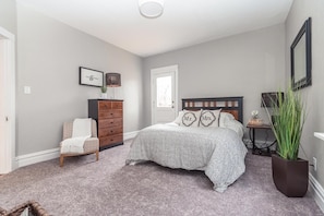 Main Bedroom with queen size bed