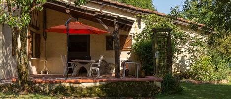 La terrasse et l'entrée du gîte.