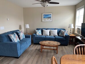 Living Area seating for 5-6