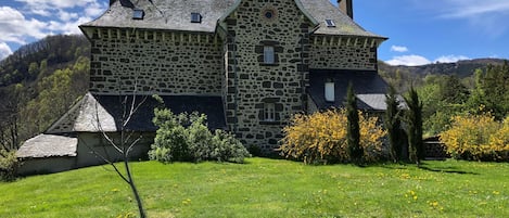 le Figarelou vue de l'entrée de la propriété