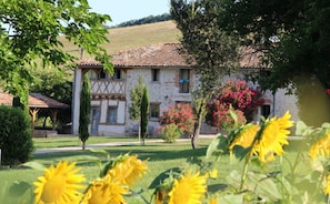le gîte de Ségur au milieu des fleurs