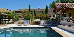 la maison vue de la piscine