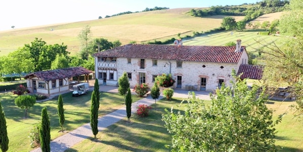 le gîte de Ségur vu du ciel