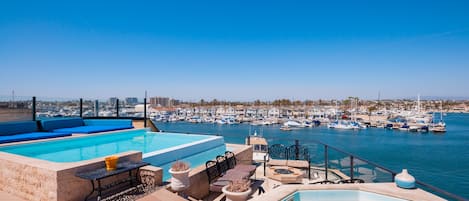 Roof Deck Infinity pool and jacuzzi