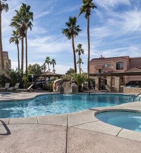 Heated pool with jacuzzi 