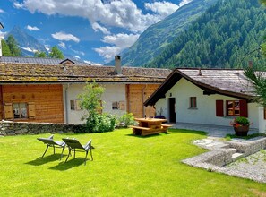 Garden with picnic table