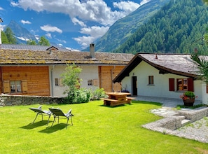 Garden with picnic table