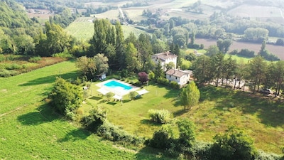 Landhaus mit großem Pool und privatem Restaurant im grünen Herzen Italiens