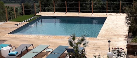  Terrasse de la piscine face à la vallée du lot