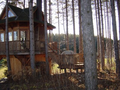 Tree House getaway with swimming, 18km of Hiking, r and MTN Biking Trails. 