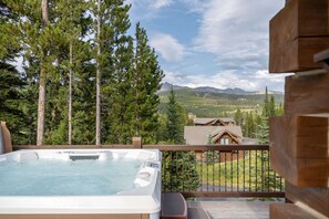 PRC Manitou 5 - Hot Tub 1