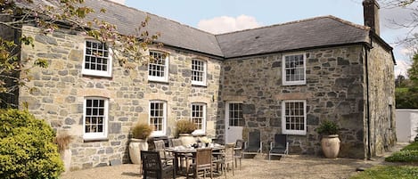 The beautifully appointed farmhouse has a sunny barbecue terrace