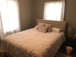 First floor front bedroom with comfortable queen sized bed.