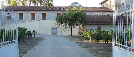 L'entrée de la propriété.
Vue sur les anciens chais.