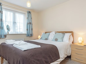 Comfortable double bedroom | 6 Harbour View - Harbour View, Newquay