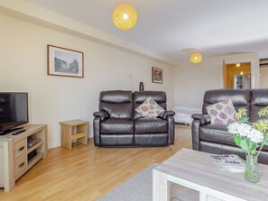 Spacious living area | 6 Harbour View - Harbour View, Newquay