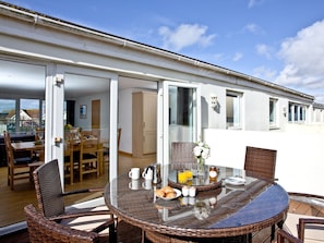 The perfect spot for alfresco dining | Sea Glimpses - Glendorgal, Newquay
