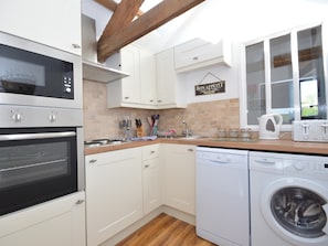 Well-equipped kitchen | Buzzards View, Kingswear