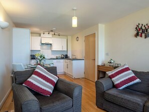 Spacious open-plan living areas | 8 Belvedere Court - Belvedere Court, Paignton