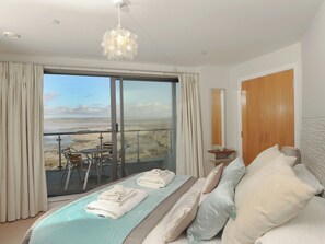 Double bedroom with wonderful sea views | Wow - Nassau Court, Westward Ho!