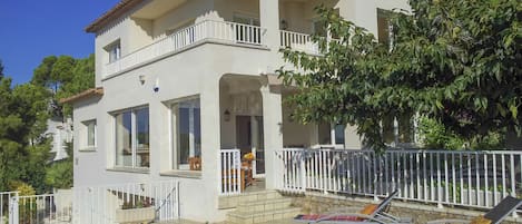 VILLA FRONT POOL AND SECURITY FOR KIDS