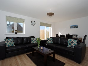 Spacious living/dining room | 6 Jubilee Close, Padstow