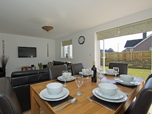 Spacious living/dining room | 6 Jubilee Close, Padstow